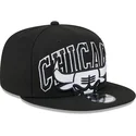 cappello-piatto-nero-snapback-9fifty-tip-off-2023-dei-chicago-bulls-nba-di-new-era