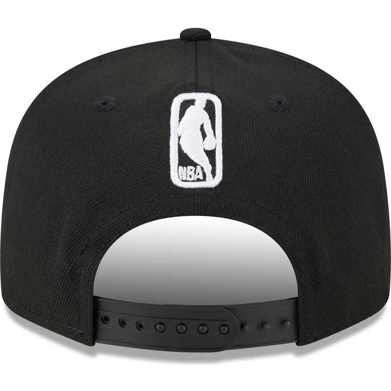 schwarze-flache-snapback-kappe-9fifty-tip-off-2023-der-chicago-bulls-nba-von-new-era