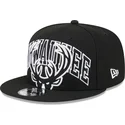 cappello-piatto-nero-snapback-9fifty-tip-off-2023-di-milwaukee-bucks-nba-di-new-era