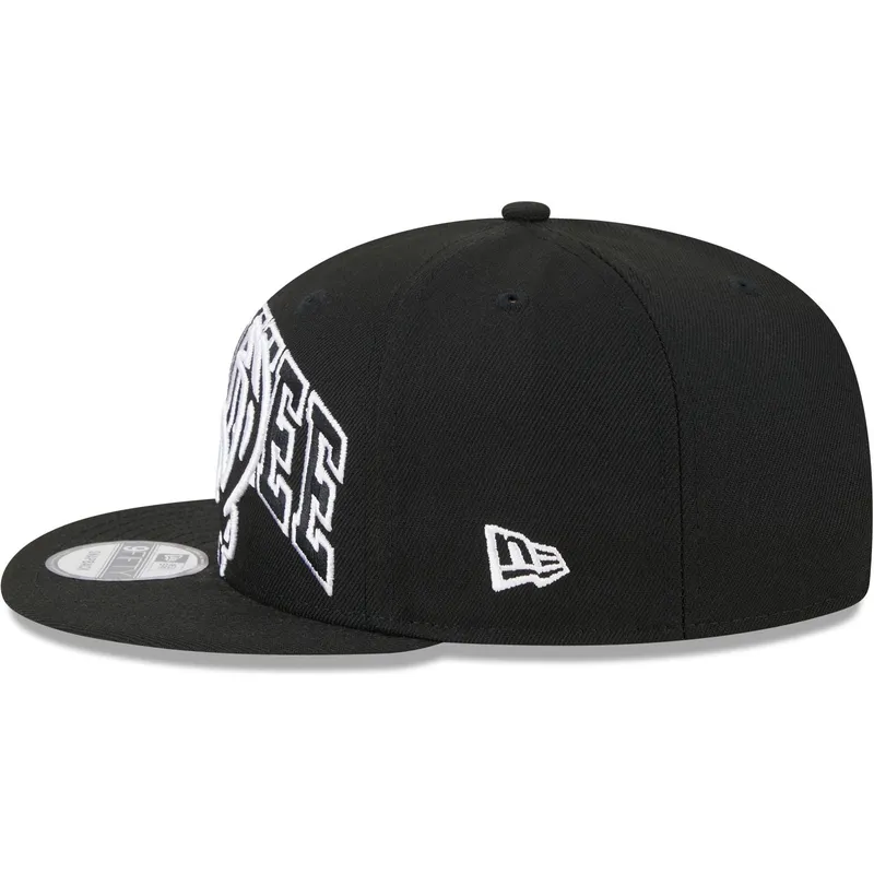 cappello-piatto-nero-snapback-9fifty-tip-off-2023-di-milwaukee-bucks-nba-di-new-era
