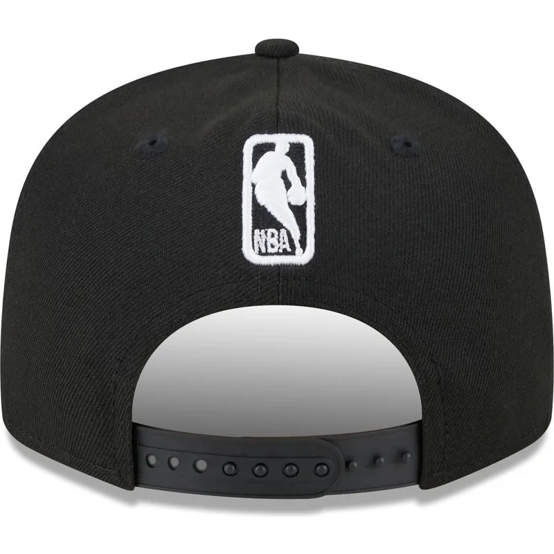 cappello-piatto-nero-snapback-9fifty-tip-off-2023-di-milwaukee-bucks-nba-di-new-era