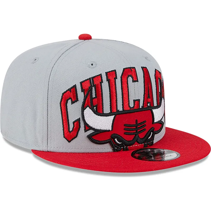 cappello-piatto-grigio-e-rosso-snapback-9fifty-tip-off-2023-di-chicago-bulls-nba-di-new-era