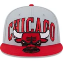 cappello-piatto-grigio-e-rosso-snapback-9fifty-tip-off-2023-di-chicago-bulls-nba-di-new-era