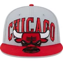 casquette-plate-grise-et-rouge-snapback-9fifty-tip-off-2023-chicago-bulls-nba-new-era