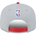 cappello-piatto-grigio-e-rosso-snapback-9fifty-tip-off-2023-di-chicago-bulls-nba-di-new-era