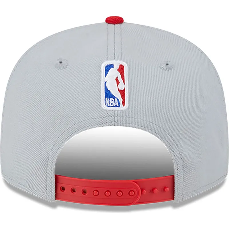 cappello-piatto-grigio-e-rosso-snapback-9fifty-tip-off-2023-di-chicago-bulls-nba-di-new-era