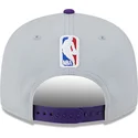szara-i-fioletowa-czapka-z-daszkiem-snapback-9fifty-tip-off-2023-los-angeles-lakers-nba-od-new-era