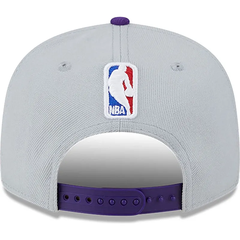 gra-och-lila-platt-keps-snapback-9fifty-tip-off-2023-los-angeles-lakers-nba-fran-new-era