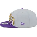 gorra-plana-gris-y-violeta-snapback-9fifty-tip-off-2023-de-los-angeles-lakers-nba-de-new-era