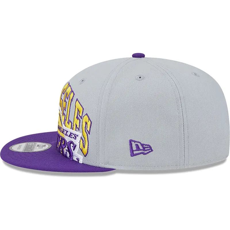 gra-och-lila-platt-keps-snapback-9fifty-tip-off-2023-los-angeles-lakers-nba-fran-new-era