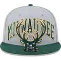 cappellino-snapback-grigio-e-verde-9fifty-tip-off-2023-dei-milwaukee-bucks-nba-di-new-era