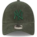 verstellbare-grune-kappe-mit-gebogenem-schirm-und-grunem-logo-9forty-towelling-der-new-york-yankees-mlb-von-new-era