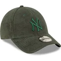 verstellbare-grune-kappe-mit-gebogenem-schirm-und-grunem-logo-9forty-towelling-der-new-york-yankees-mlb-von-new-era