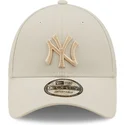 gorra-curva-beige-snapback-con-logo-beige-9forty-tonal-repreve-de-new-york-yankees-mlb-de-new-era