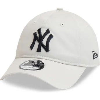 Buet beige justerbar kasket med sort logo 9TWENTY League Essential fra New York Yankees MLB fra New Era