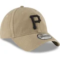 lysebrun-justerbar-kurvet-kasket-med-sort-logo-9twenty-core-classic-fra-pittsburgh-pirates-mlb-fra-new-era