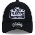 cappellino-trucker-blu-navy-e-bianco-9forty-stretch-snap-tab-dei-new-york-yankees-mlb-di-new-era