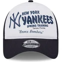 weisse-und-marineblaue-9forty-a-frame-team-trucker-kappe-der-new-york-yankees-mlb-von-new-era