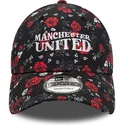 schwarz-rote-verstellbare-9forty-kappe-mit-floralem-allover-print-von-manchester-united-football-club-premier-league-von-new-era