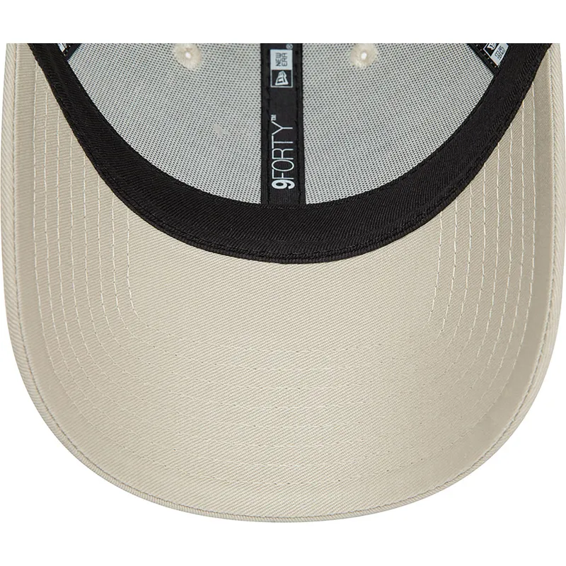 cappellino-beige-regolabile-con-visiera-curva-9forty-essential-di-new-era