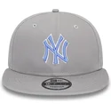 mutzen-flach-grau-snapback-9fifty-outline-der-new-york-yankees-mlb-von-new-era