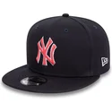 cappellino-snapback-piatto-blu-navy-con-logo-rosso-9fifty-outline-dei-new-york-yankees-mlb-di-new-era