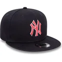 cappellino-snapback-piatto-blu-navy-con-logo-rosso-9fifty-outline-dei-new-york-yankees-mlb-di-new-era