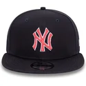 cappellino-snapback-piatto-blu-navy-con-logo-rosso-9fifty-outline-dei-new-york-yankees-mlb-di-new-era
