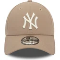 cappellino-curvo-marrone-chiaro-regolabile-9forty-league-essential-dei-new-york-yankees-mlb-di-new-era