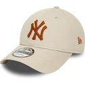 cappellino-beige-regolabile-con-visiera-curva-e-logo-marrone-9forty-league-essential-dei-new-york-yankees-mlb-di-new-era