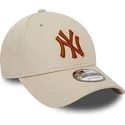 cappellino-beige-regolabile-con-visiera-curva-e-logo-marrone-9forty-league-essential-dei-new-york-yankees-mlb-di-new-era