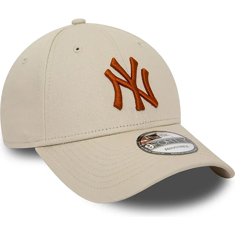 cappellino-beige-regolabile-con-visiera-curva-e-logo-marrone-9forty-league-essential-dei-new-york-yankees-mlb-di-new-era