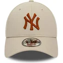 cappellino-beige-regolabile-con-visiera-curva-e-logo-marrone-9forty-league-essential-dei-new-york-yankees-mlb-di-new-era