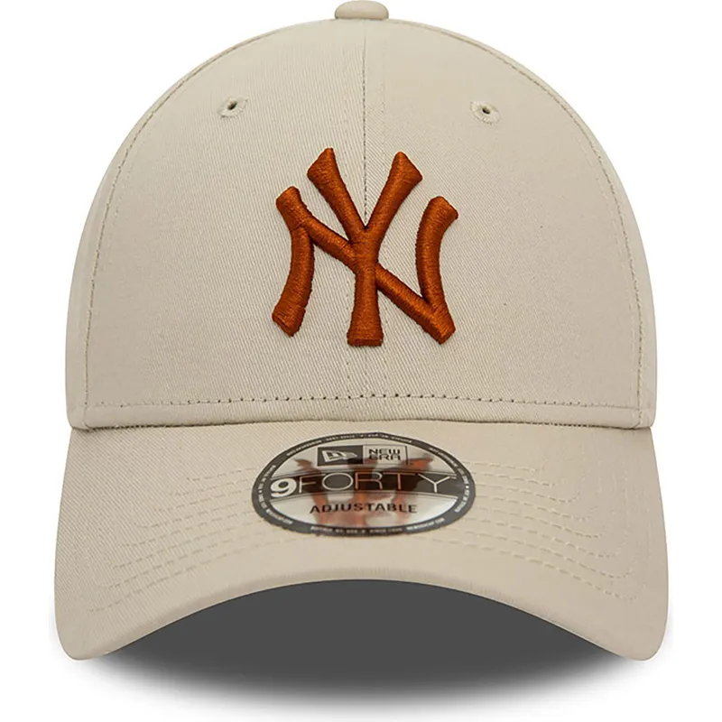 cappellino-beige-regolabile-con-visiera-curva-e-logo-marrone-9forty-league-essential-dei-new-york-yankees-mlb-di-new-era