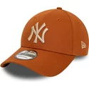 new-era-curved-brim-9forty-league-essential-new-york-yankees-mlb-brown-adjustable-cap-with-beige-logo