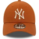 cappellino-marrone-curvo-regolabile-con-logo-beige-9forty-league-essential-dei-new-york-yankees-mlb-di-new-era