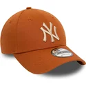 cappellino-marrone-curvo-regolabile-con-logo-beige-9forty-league-essential-dei-new-york-yankees-mlb-di-new-era