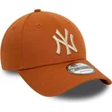 new-era-curved-brim-9forty-league-essential-new-york-yankees-mlb-brown-adjustable-cap-with-beige-logo
