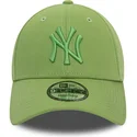 cappellino-verde-con-visiera-curva-regolabile-con-logo-verde-9forty-league-essential-dei-new-york-yankees-mlb-di-new-era