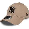 cappellino-marrone-con-visiera-curva-regolabile-con-logo-nero-9twenty-league-essential-dei-new-york-yankees-mlb-di-new-era