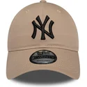 cappellino-marrone-con-visiera-curva-regolabile-con-logo-nero-9twenty-league-essential-dei-new-york-yankees-mlb-di-new-era