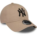 cappello-curvo-marrone-regolabile-con-logo-nero-9twenty-league-essential-dei-new-york-yankees-mlb-di-new-era