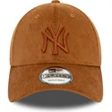 cappellino-curvo-marrone-regolabile-9forty-cord-dei-new-york-yankees-mlb-di-new-era