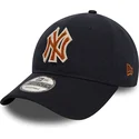 cappellino-curvo-blu-navy-regolabile-con-logo-marrone-9twenty-boucle-dei-new-york-yankees-mlb-di-new-era