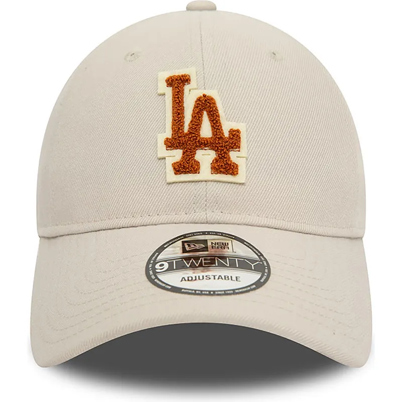 beigefarbene-verstellbare-kappe-mit-gebogenem-schirm-und-braunem-logo-9twenty-boucle-der-los-angeles-dodgers-mlb-von-new-era