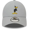 cappellino-curvo-grigio-regolabile-9forty-character-di-daffy-duck-looney-tunes-di-new-era