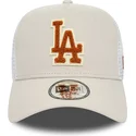 casquette-trucker-beige-et-blanche-avec-logo-marron-a-frame-boucle-los-angeles-dodgers-mlb-new-era