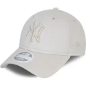 szara-regulowana-czapka-z-zakrzywionym-daszkiem-z-szarym-logo-dla-kobiet-9forty-tonal-new-york-yankees-mlb-new-era