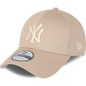 beige-justerbar-buet-kasket-med-beige-logo-9forty-league-essential-fra-new-york-yankees-mlb-fra-new-era