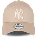 bezowa-regulowana-czapka-z-zakrzywionym-daszkiem-z-bezowym-logo-9forty-league-essential-new-york-yankees-mlb-new-era
